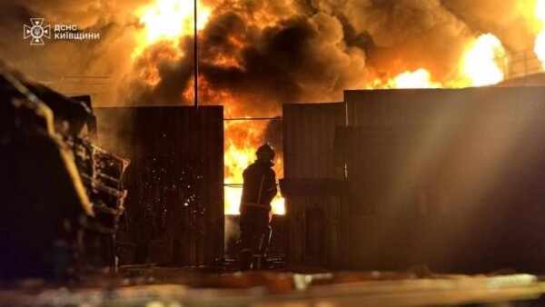 Ліквідація пожежі на промисловому об’єкті у Бориспільському районі після атаки БпЛА
