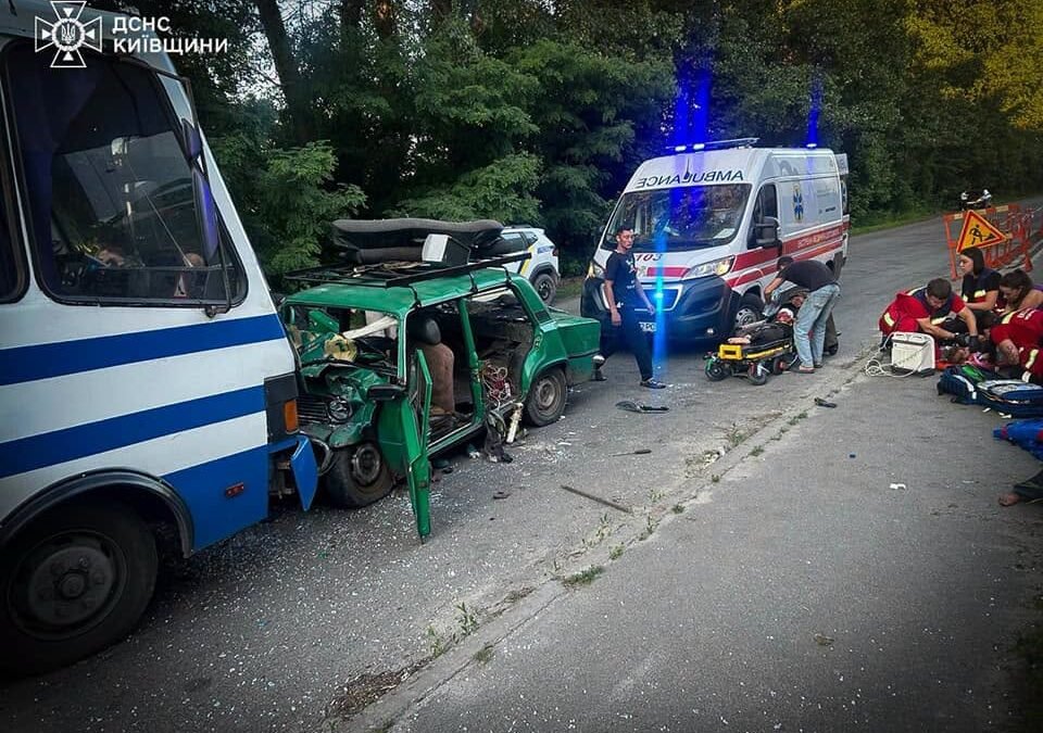 У Броварах внаслідок ДТП загинули двоє дітей, десятеро осіб травмовано