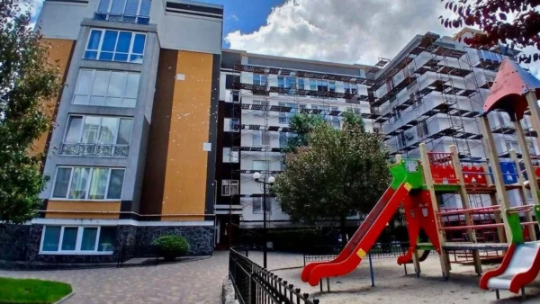 Ірпінь: Відновлення пошкодженої війною багатоповерхівки на вулиці Джерельній, 4