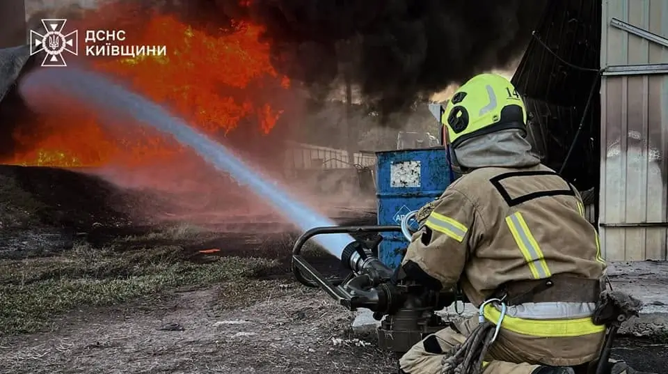 На Київщині в Бориспільському районі пошкоджено склади після атаки БпЛА, є постраждалий