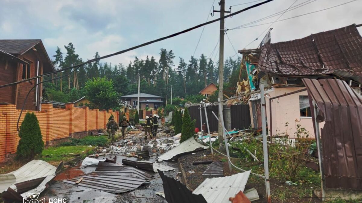 У Бучі зросла кількість жертв російського удару: загинуло 11 людей, суд обирає запобіжний захід організатору виставки