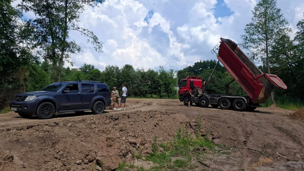 У Рославичах тривають протести проти забудови: знищення річки Петель та екосистеми
