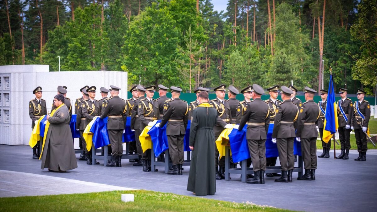 Національне військове меморіальне кладовище: поховання чотирьох невідомих захисників