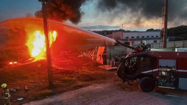 Рятувальники двічі ліквідовували наслідки російської атаки на промисловий об’єкт у Бориспільському районі