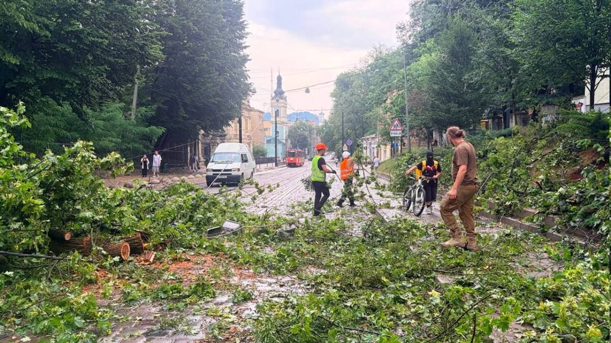 Наслідки негоди 29 червня: торнадо на Київщині та руйнування у столиці