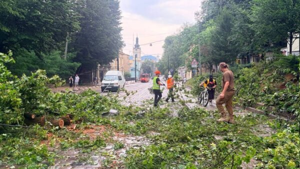 Наслідки негоди 29 червня: торнадо на Київщині та руйнування у столиці
