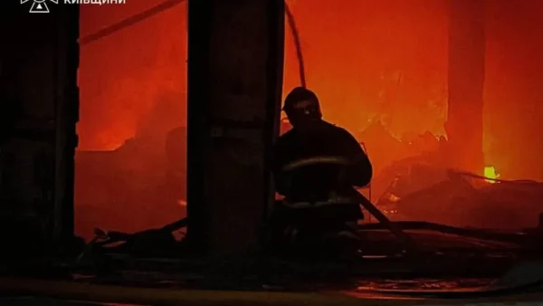 Наслідки нічної атаки на Київщину: пожежа складів та пошкодження будинку в Броварському районі
