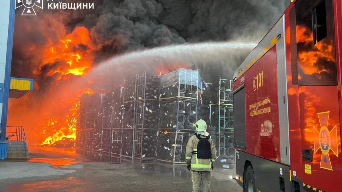 На Київщині ліквідовують наслідки повторної атаки: пожежі на логістичних об’єктах