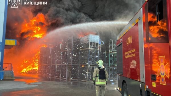 На Київщині ліквідовують наслідки повторної атаки: пожежі на логістичних об’єктах