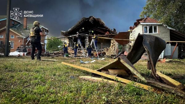 Рятувальники ліквідовують наслідки атак у Бориспільському районі