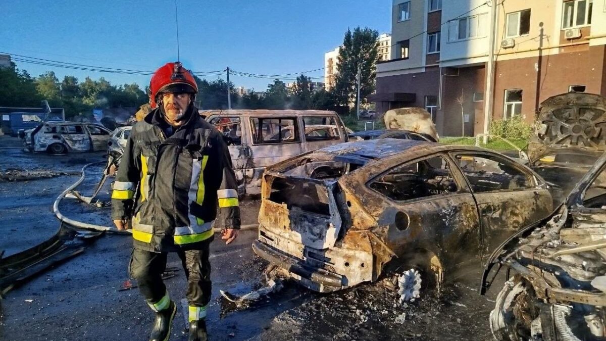 У Вишневому масштабна пожежа після влучання БпЛА знищила понад 15 автомобілів
