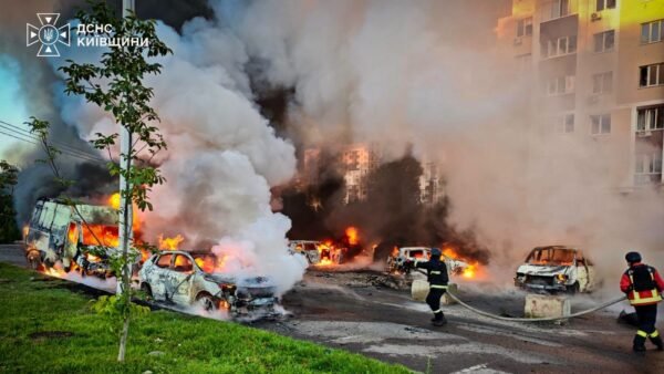 У Бучанському районі рятувальники ліквідовують наслідки нічної атаки дронів