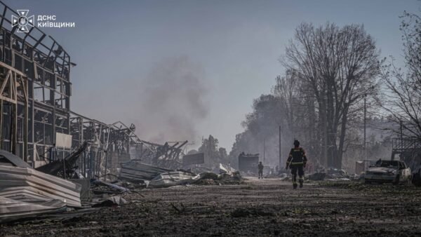 У селі Мила на Київщині тривають роботи з ліквідації наслідків атаки