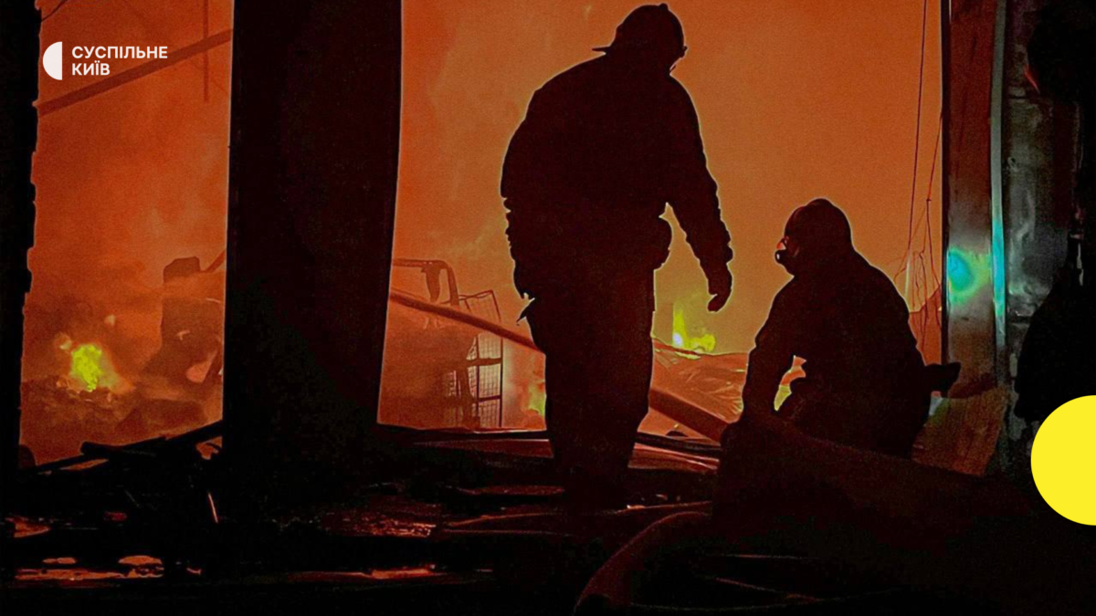 Броварський район: атака викликала пожежу складів та пошкодила приватний будинок