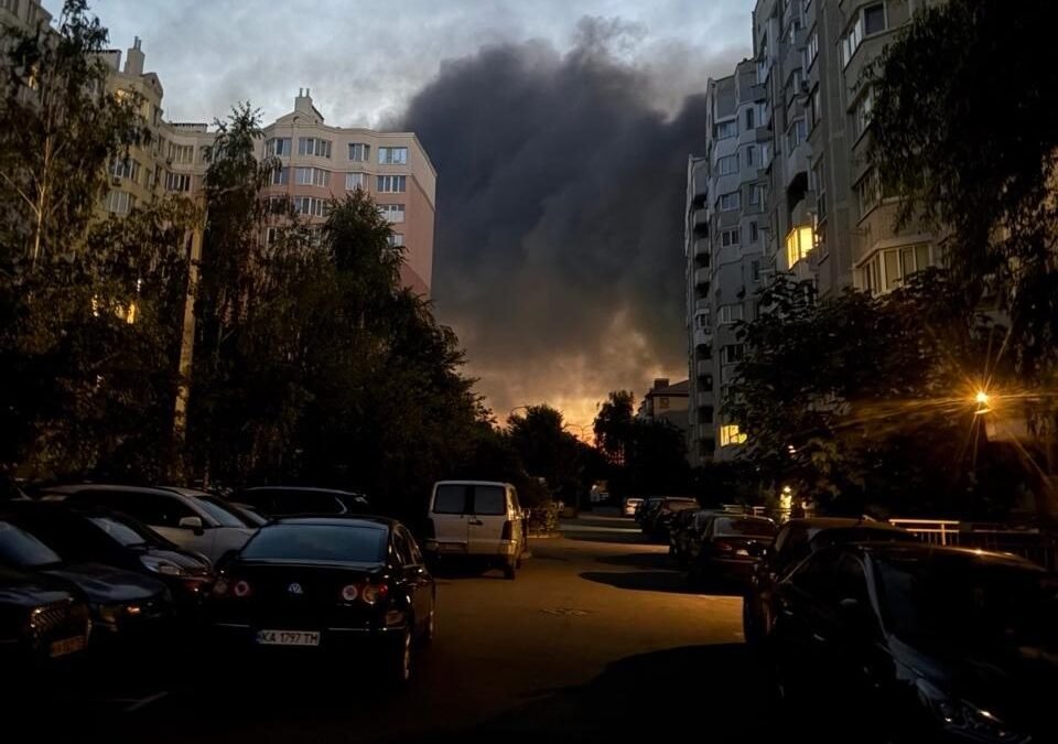 Пожежа на промисловому підприємстві в Бучанському районі після нічної атаки