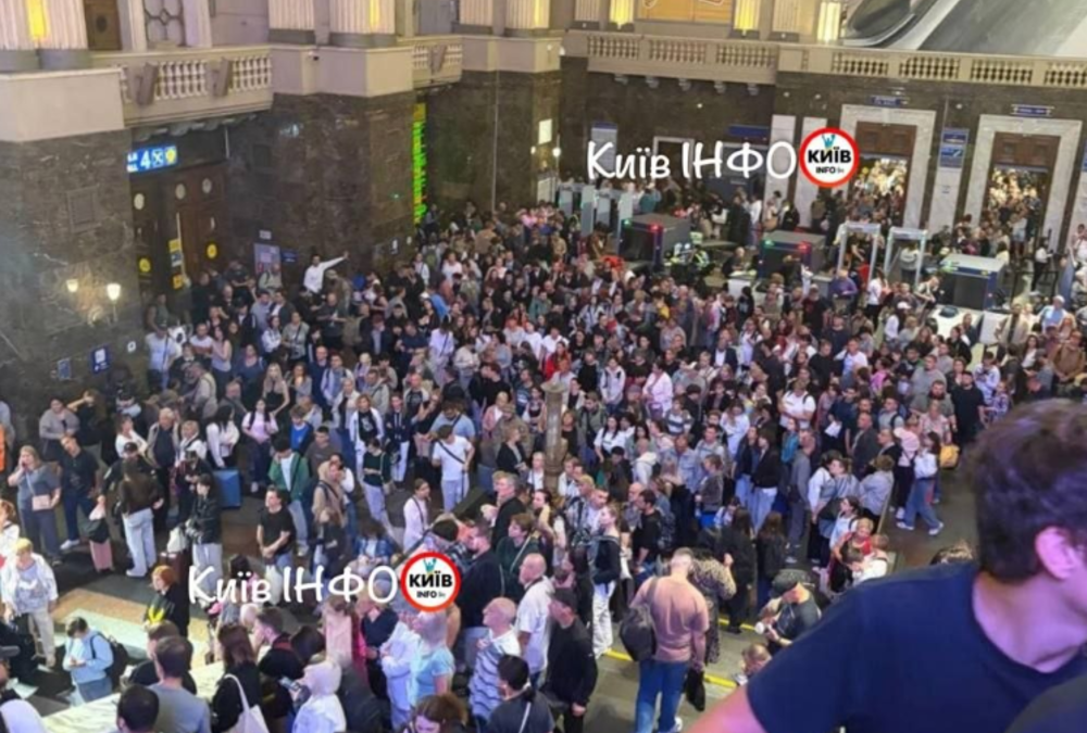 Тривалі затримки поїздів на Київщині: «Укрзалізниця» вживає заходів через повітряну загрозу