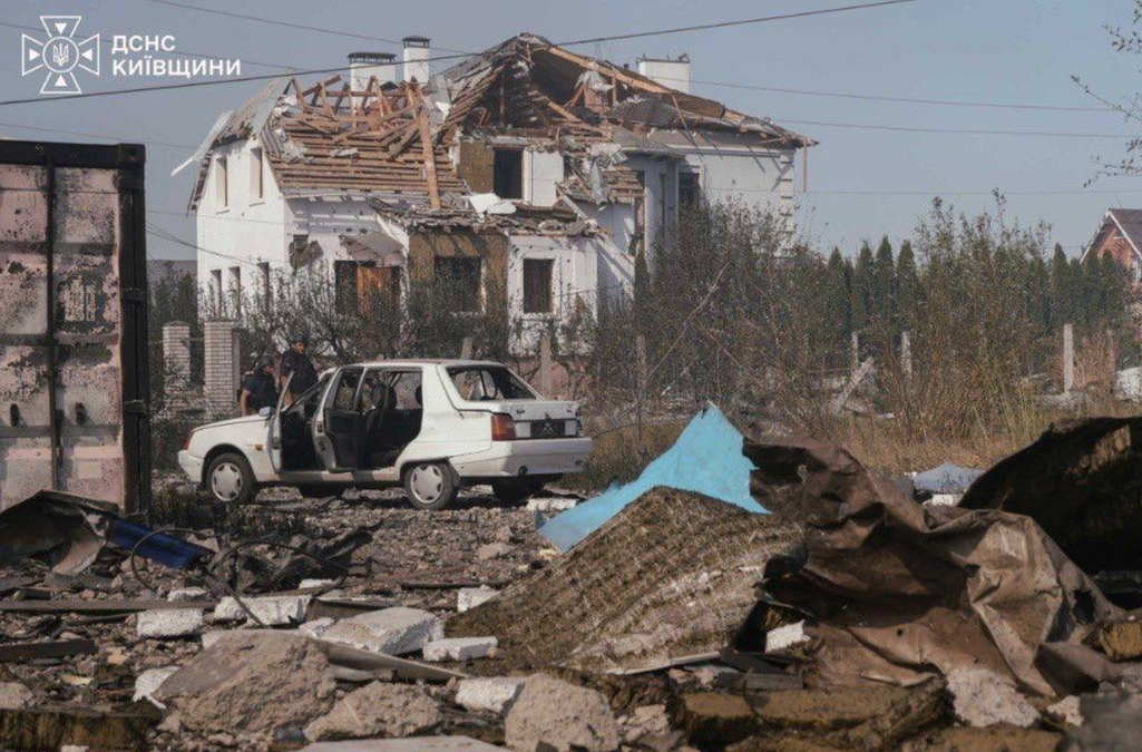 У селищі Мила триває ліквідація наслідків обстрілу: ДСНС попереджає про загрозу вибухів