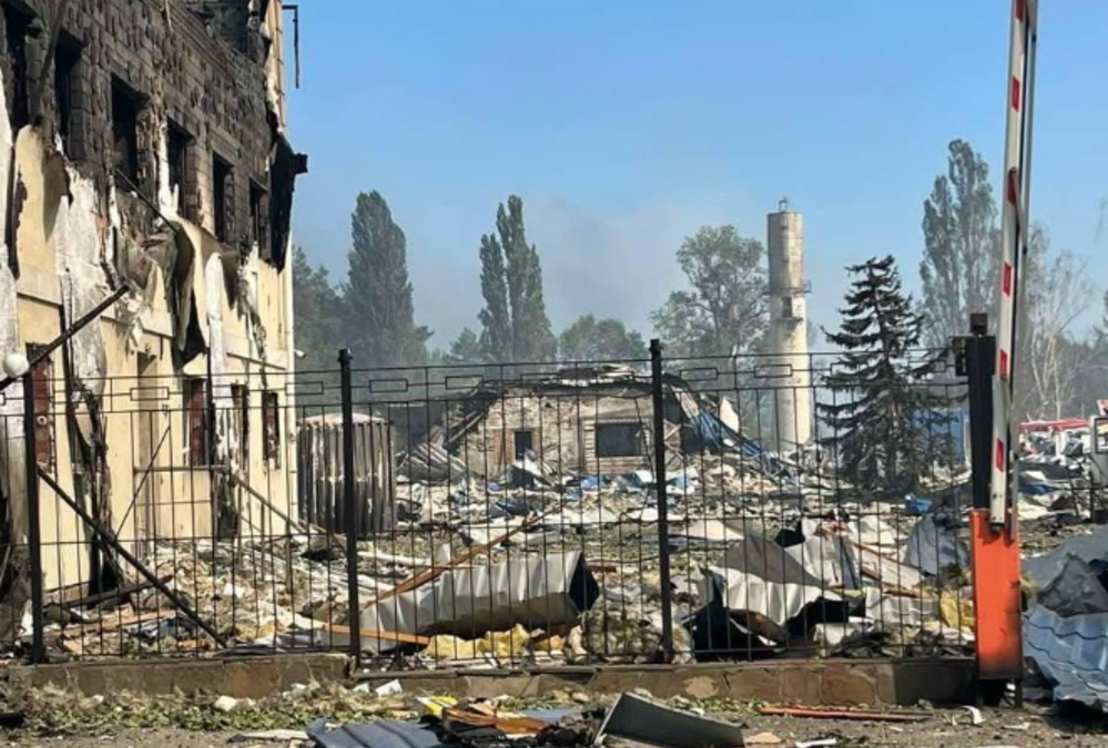 Компанія «Чиста вода» призупинила виробництво після знищення складів у селищі Мила Бучанського району
