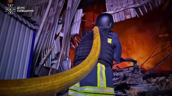 Ворожа атака спричинила пожежу на підприємстві та пошкодження будівель у Бучанському районі
