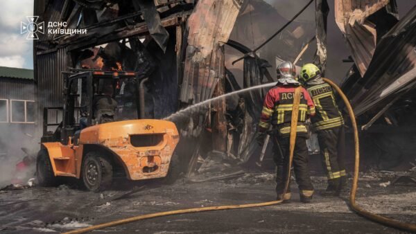 Вороже влучання на Київщині спричинило пожежу у складських приміщеннях