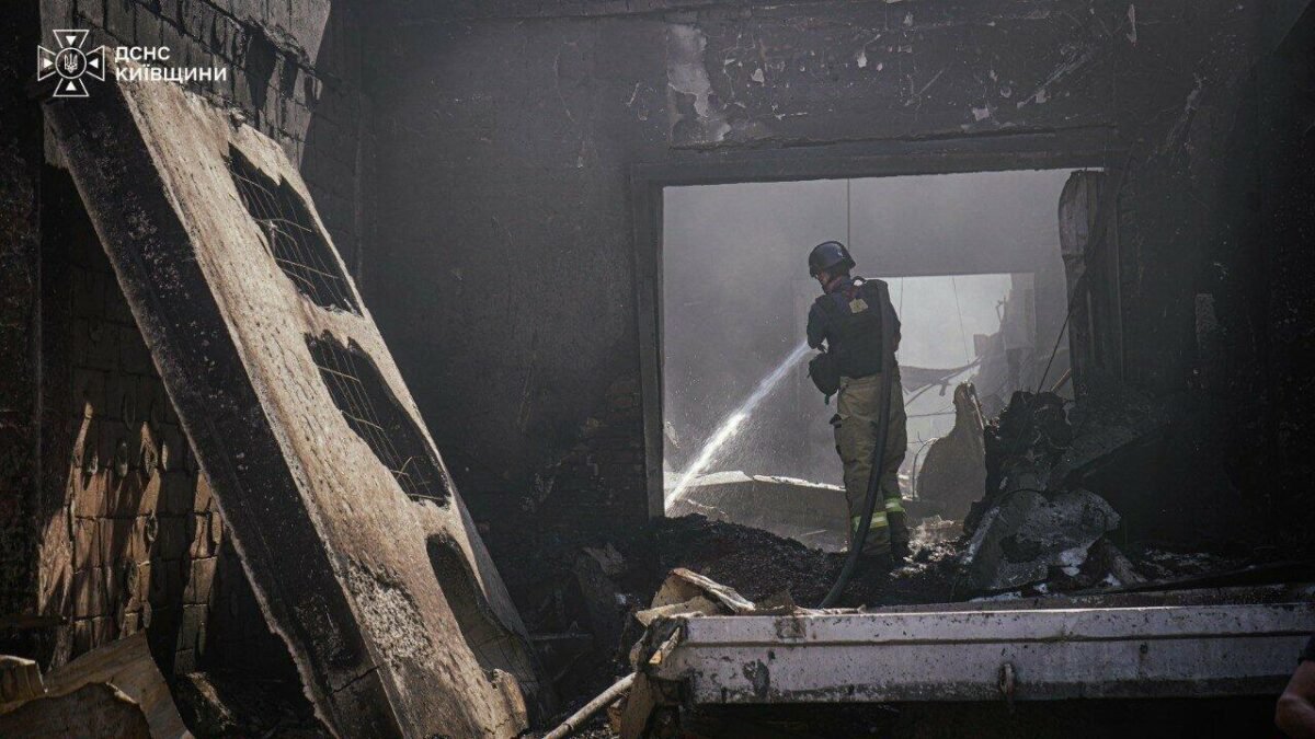 У селі Мила Бучанського району четверту добу ліквідовують наслідки російської атаки