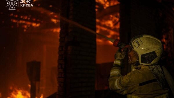 Пожежа на логістичному центрі у Броварському районі після атаки: мешканцям рекомендовано обмежити перебування на вулиці
