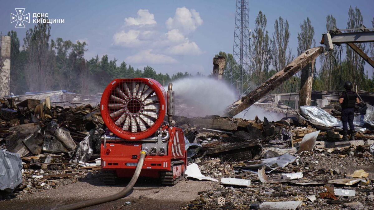 У селі Мила Бучанського району тривають роботи з ліквідації наслідків атаки
