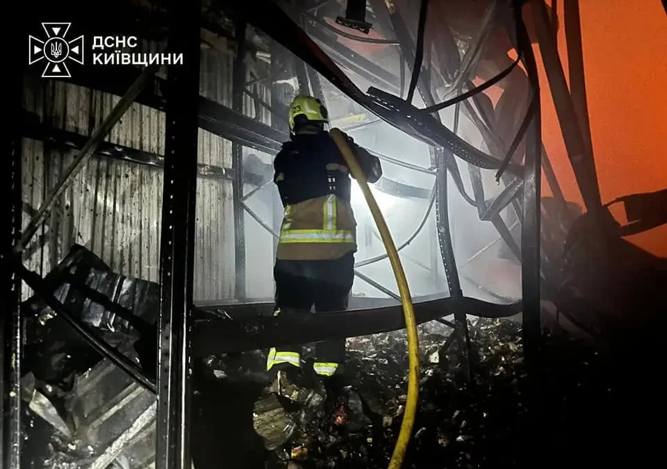 У Вишгородському районі виникла пожежа на виробничо-складській будівлі після атаки БпЛА