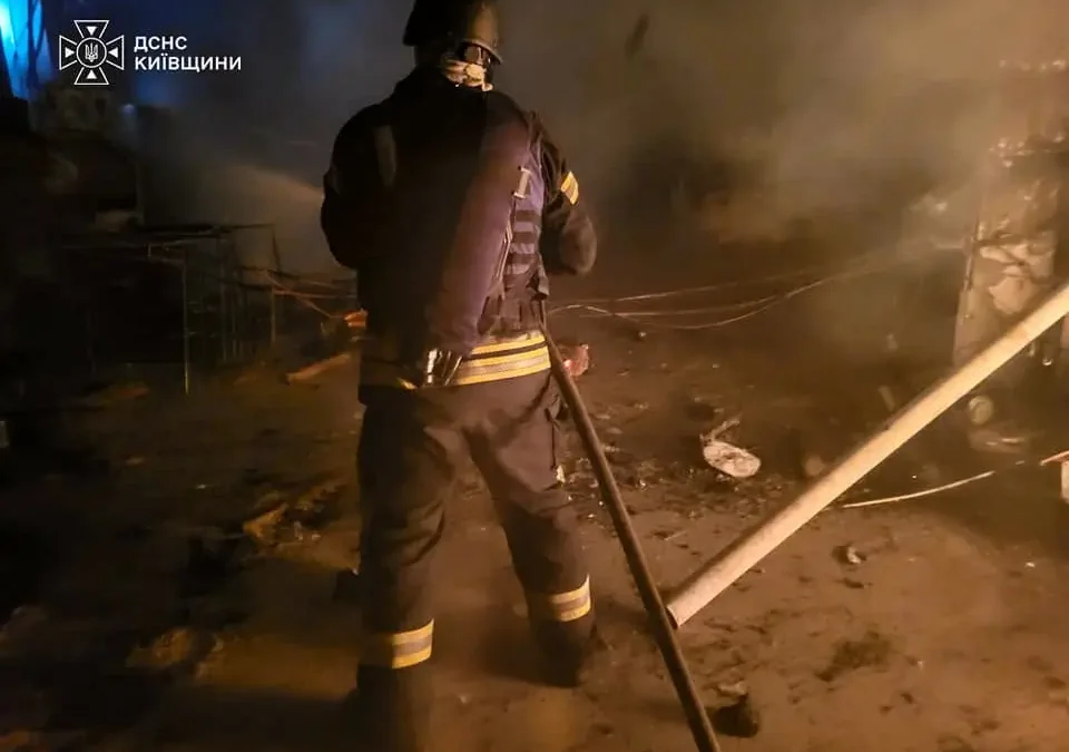 Наслідки нічної атаки на Київщині: троє травмованих та пошкодження в чотирьох районах