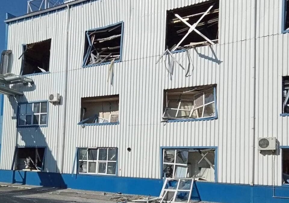 Російський безпілотник пошкодив завод Coca-Cola у Великій Димерці: реакція Президента