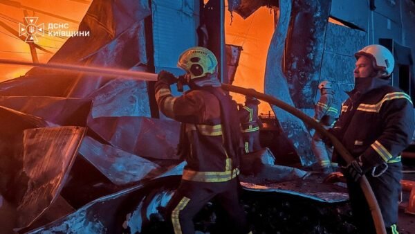 У Бучанському районі пожежу на складі локалізовано після повторної атаки