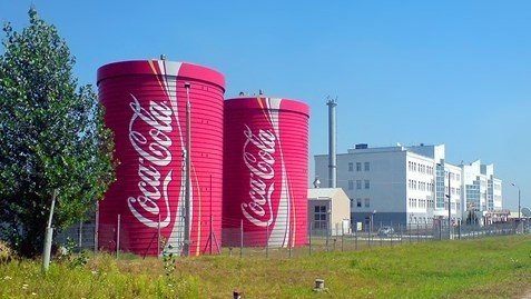 У Великій Димерці ворожий дрон влучив у склади підприємства: медіа повідомляють про атаку на завод Coca-Cola