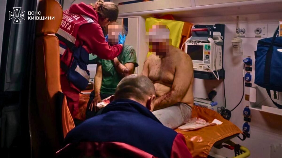 Наслідки удару безпілотника в Бучанському районі: пожежа та порятунок людей