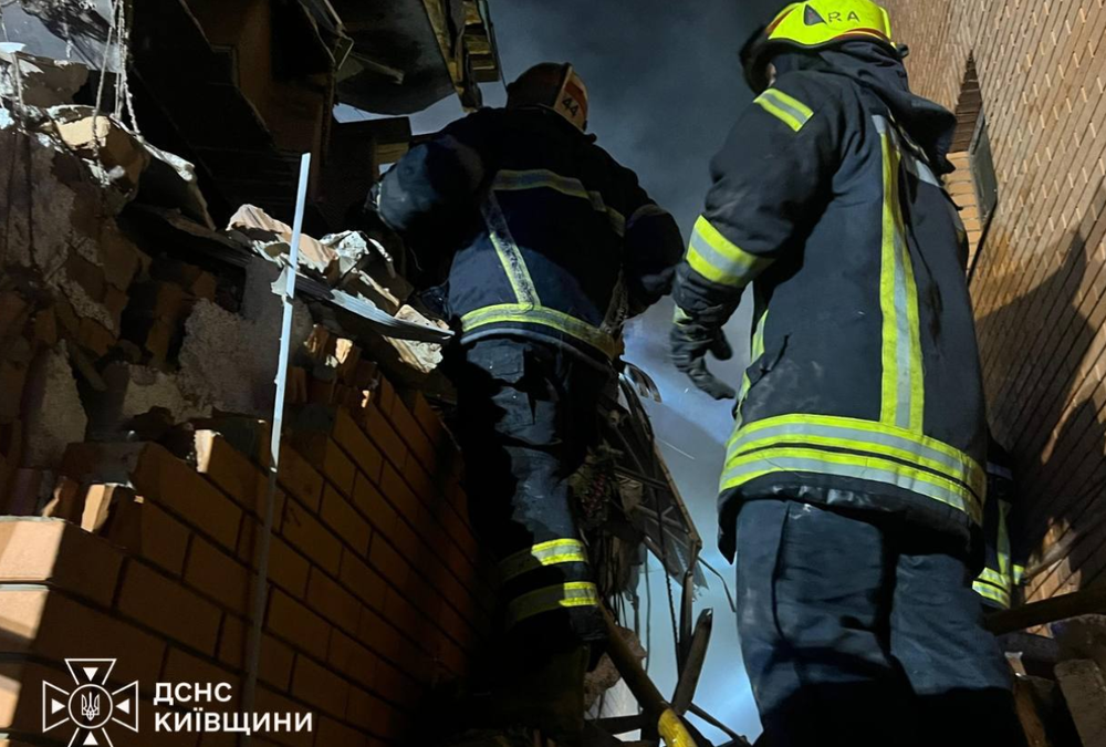 Наслідки дронової атаки на Київщину: пожежі та постраждалі в Обухівському та Бучанському районах