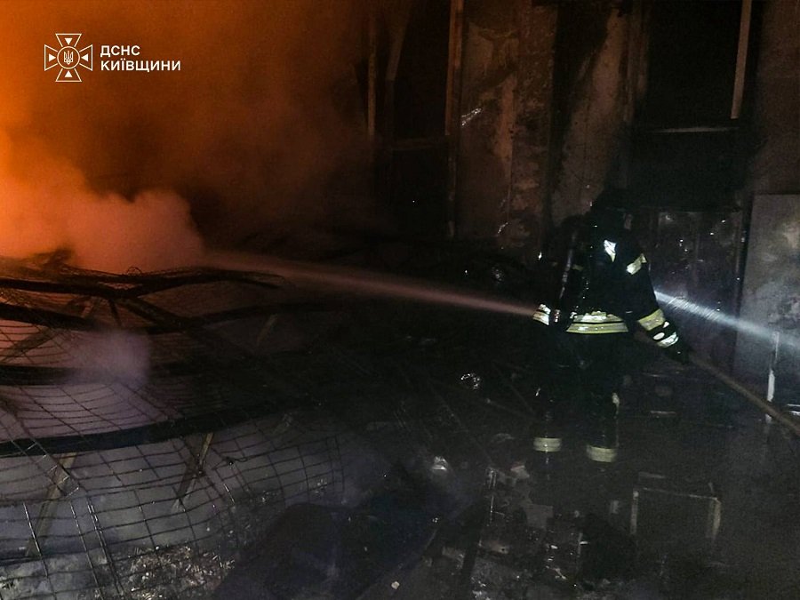 На Київщині жінка постраждала внаслідок ворожої атаки: пошкодження у трьох районах