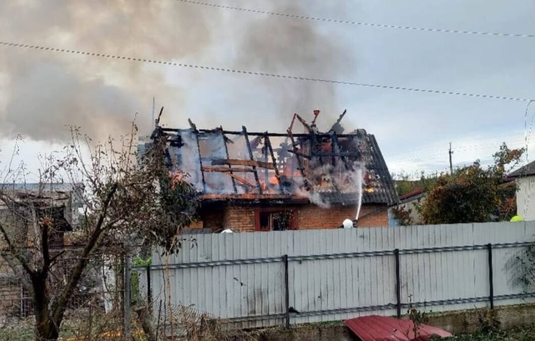 Київщина під ворожим обстрілом: пошкодження та постраждалі в трьох районах