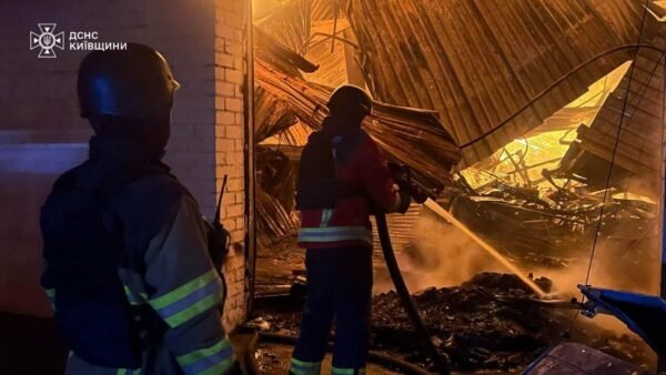 Наслідки атаки в Гостомелі: четверо постраждалих та пожежі на складах