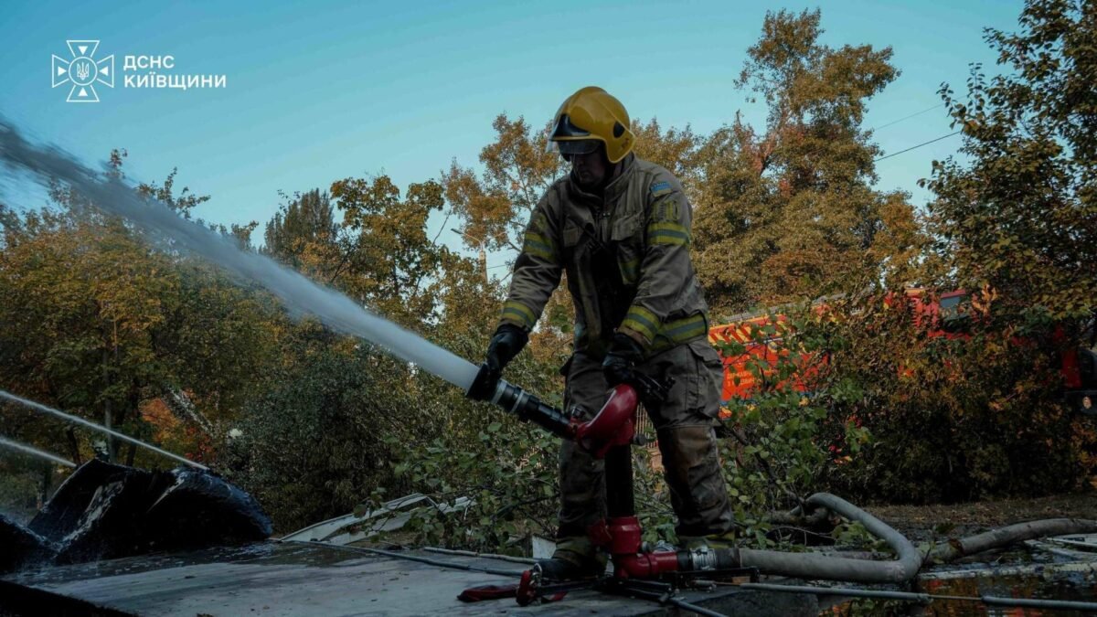 Наслідки атаки дронів на Київщину: постраждала жінка та пошкоджені будинки