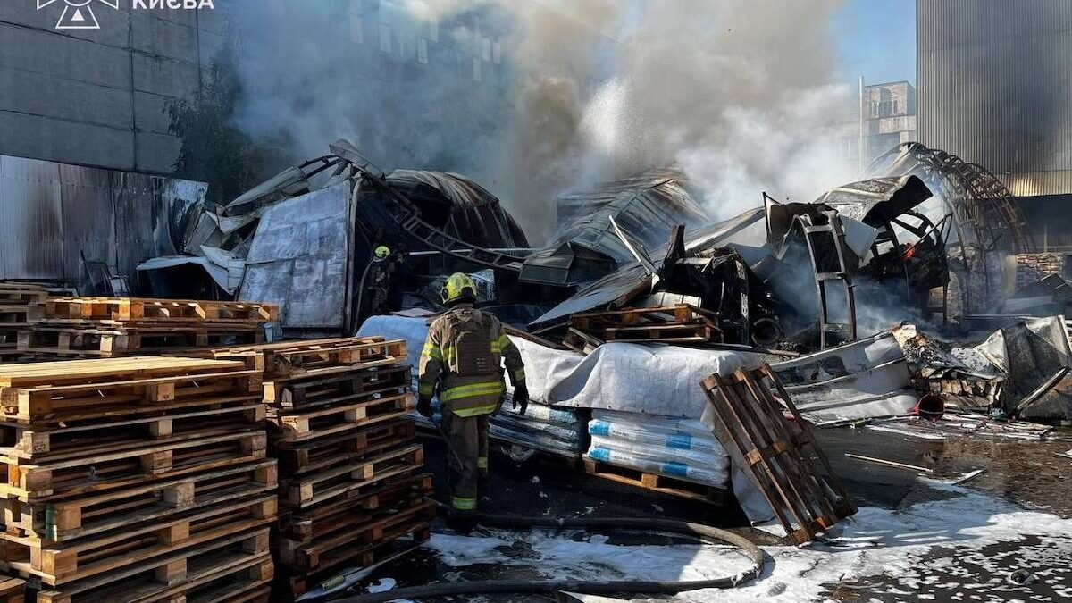 Наслідки російських атак: загиблі, руйнування та перебої з комунікаціями в Київській області