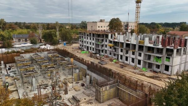У Гостомелі зводять новий житловий комплекс із укриттям на місці зруйнованих будинків