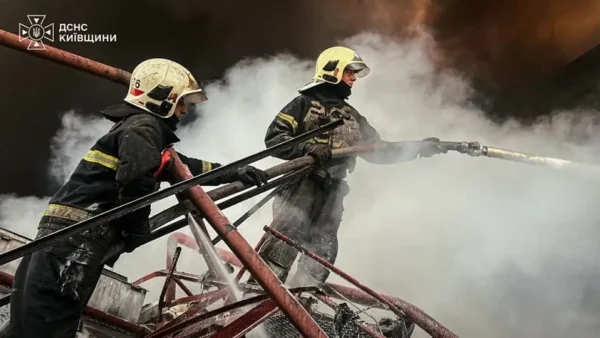 Ліквідація пожежі на підприємстві в Бучанському районі триває, на Київщині пошкоджено 37 об’єктів