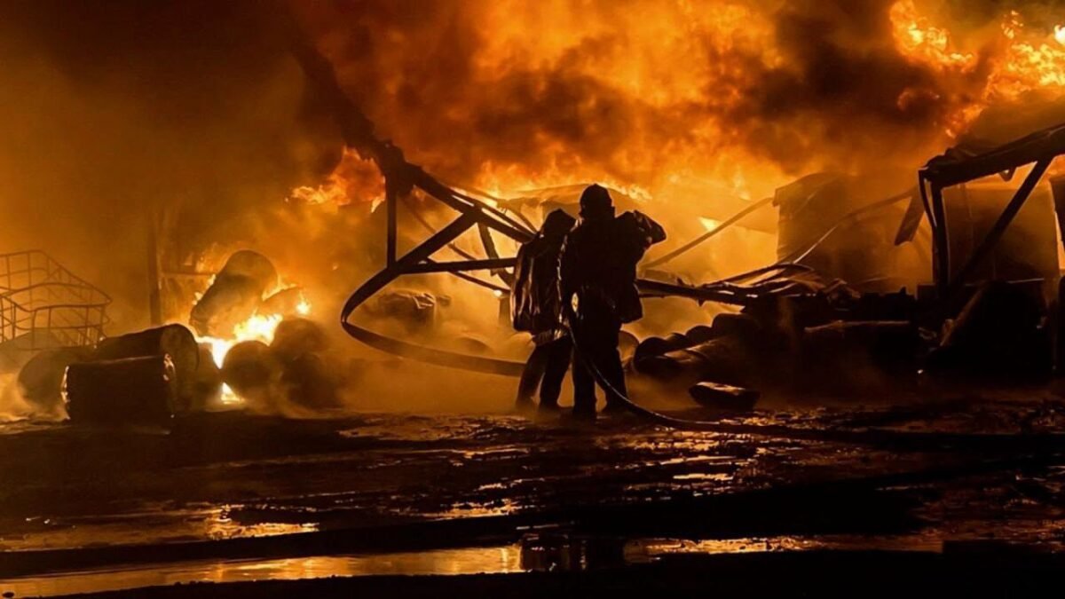 Російські БПЛА знищили завод мастильних матеріалів на Київщині