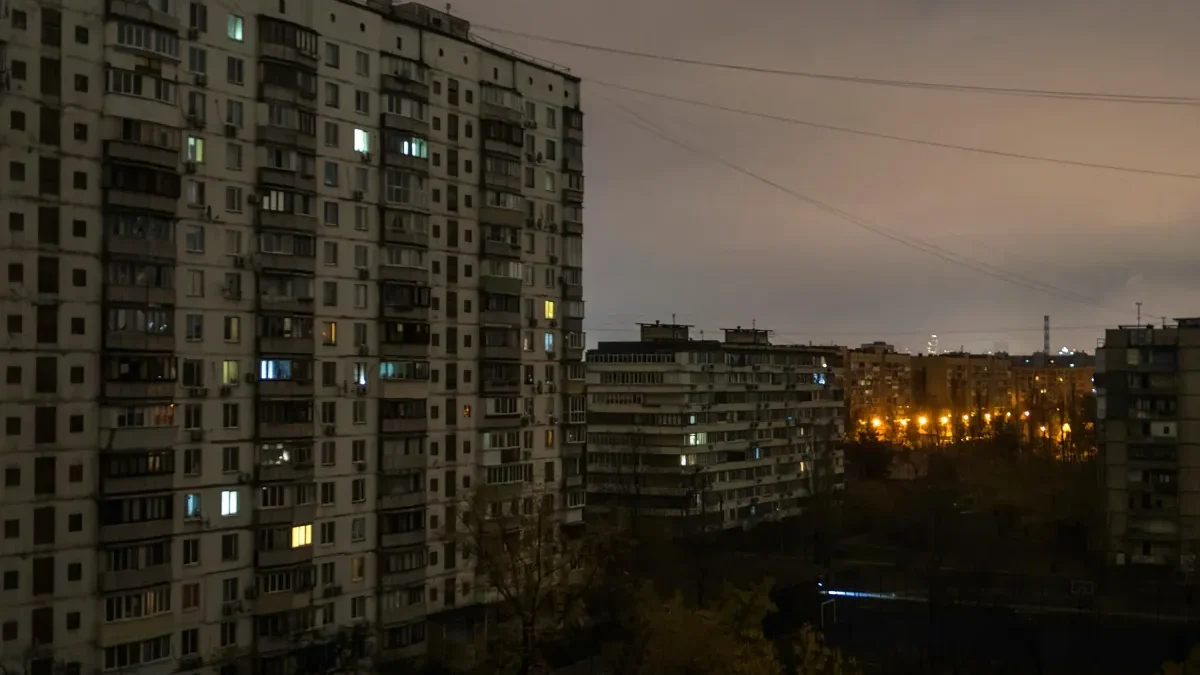 Атака на енергооб’єкт: Київщина зіштовхнулася з відключеннями світла та проблемами з водою