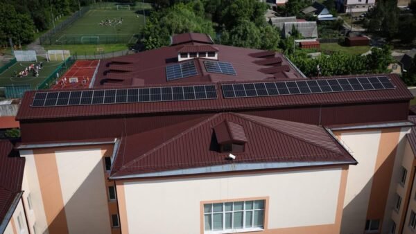 В освітніх закладах Київщини ввели в експлуатацію сонячні панелі