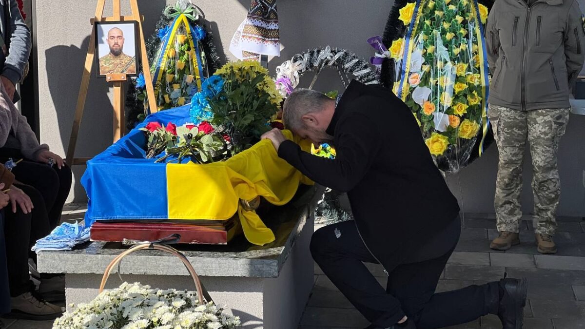 У Бучі провели в останню путь загиблого захисника Кирила Демуцького
