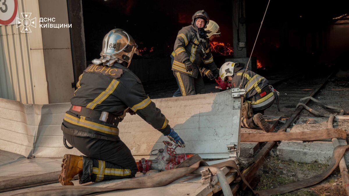 Ліквідація пожежі в Обухівському районі після ракетної атаки