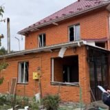 Наслідки російських атак на Київщину: пошкодження будинків та поранена жінка