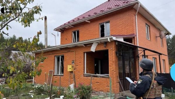 Наслідки російських атак на Київщину: пошкодження будинків та поранена жінка