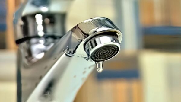 Проблеми з водопостачанням у Києві через пошкодження енергооб’єктів на Київщині