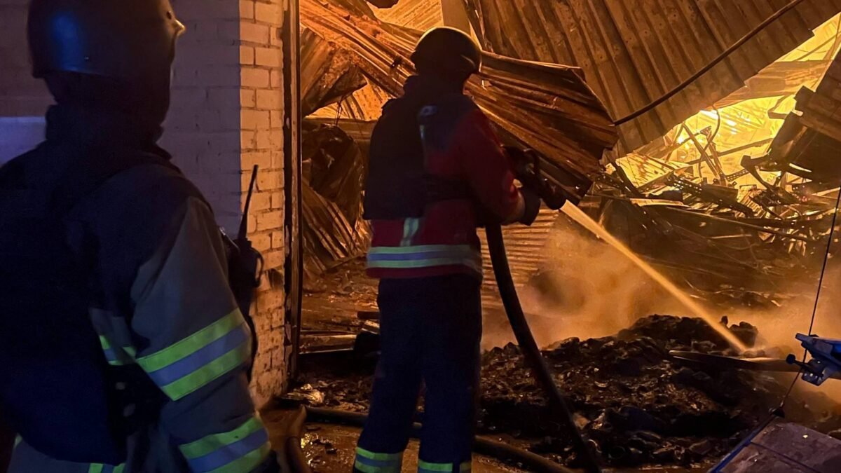Наслідки нічної атаки БПЛА в Гостомелі: четверо постраждалих та пошкодження об’єктів